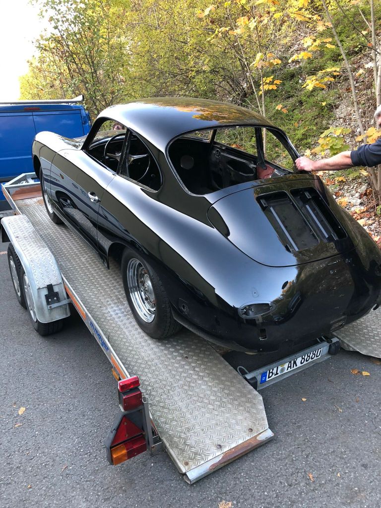 Porsche 911 Seitenansicht auf Anhänger