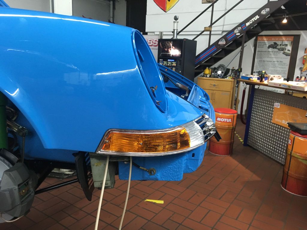 Porsche 911 Frontansicht in Werkstatt