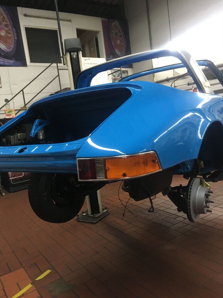 Porsche auf Hebebühne Heckansicht